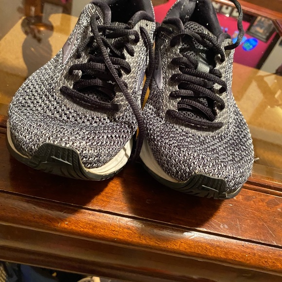 Woman’s size 8 black Brooks.Transmit - Picture 2 of 5